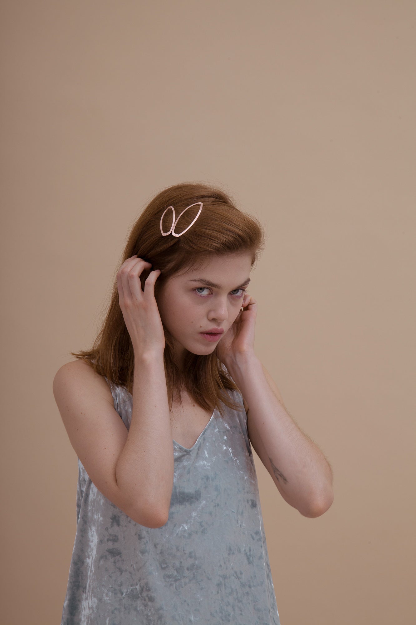 Sleek side parting secured with minimalist designer hair clips ALVA and LEONA. High quality hair jewellery, handmade in Berlin