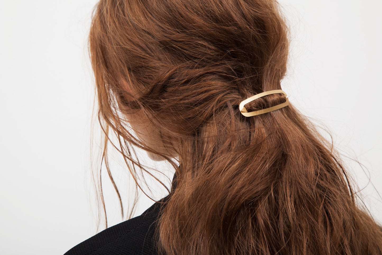 Model wearing minimal gold-plated hair clip Ada by CLINQ