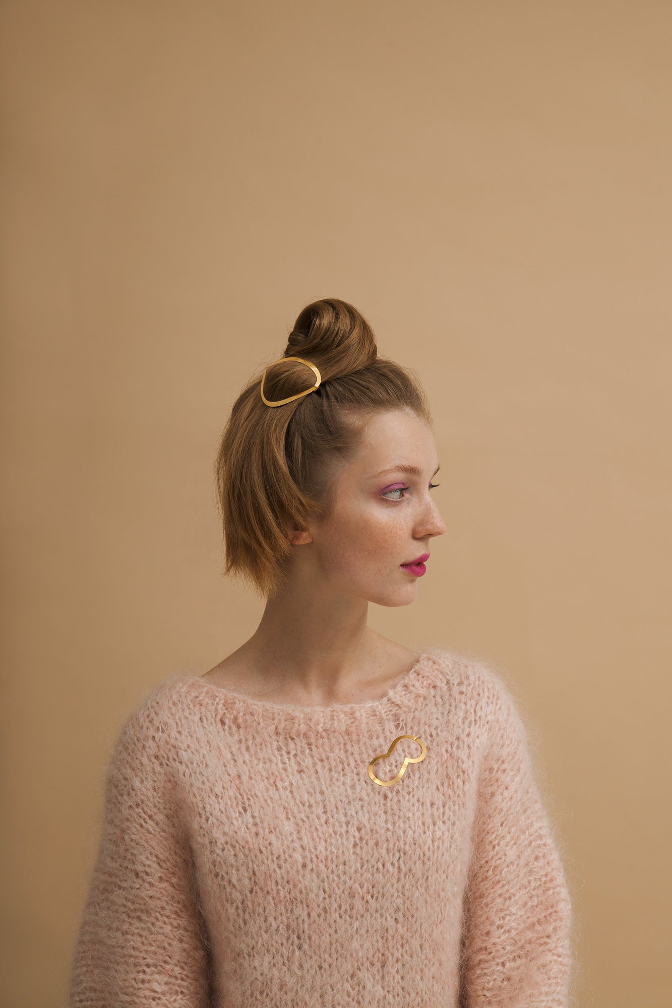 Model Ananstasia wearing the designer barrette BARBARA by CLINQ in gold-plated and hair clip Jocelyn worn as brooch